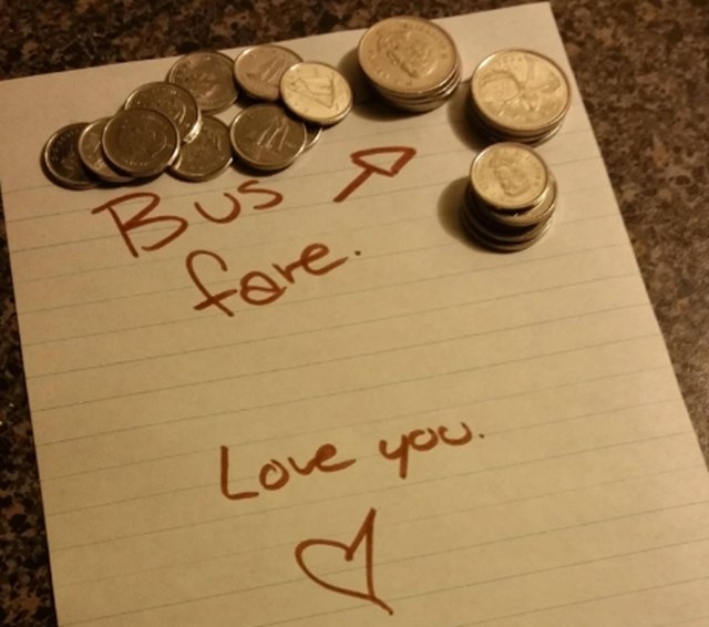 8. "Tri godine kasnije, moja djevojka mi i dalje ostavlja novac za autobusnu kartu. Ne mora to činiti, ali se zbog toga osjeća dobro."