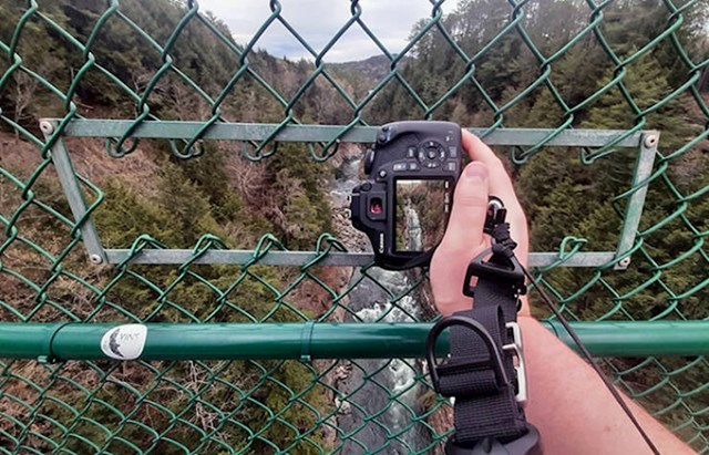 Ova ograda ima rupu kako bi ljudi mogli fotografirati prirodu.