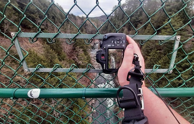 Ova ograda ima rupu kako bi ljudi mogli fotografirati prirodu.