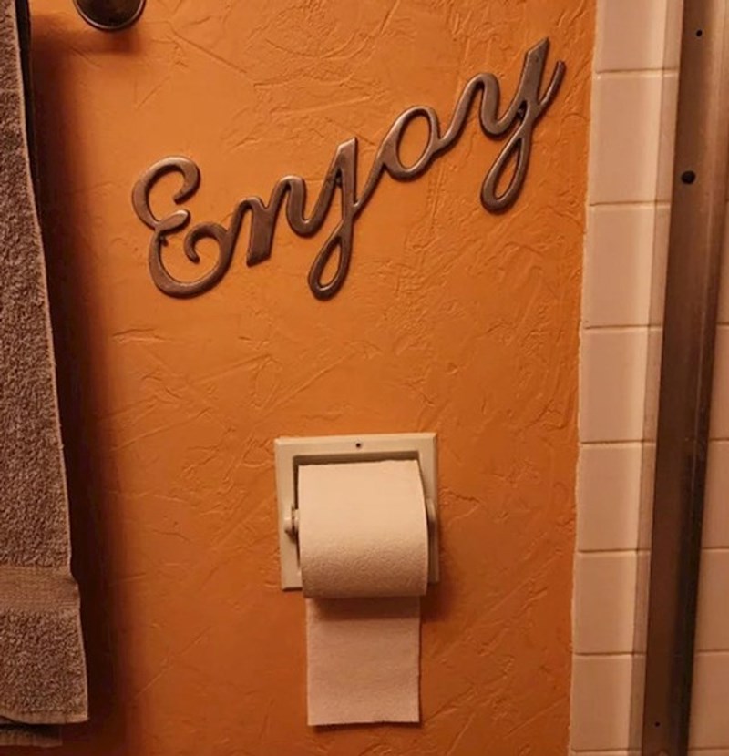 "Natpis za mog muža koji sate i sate provodi u kupaonici."