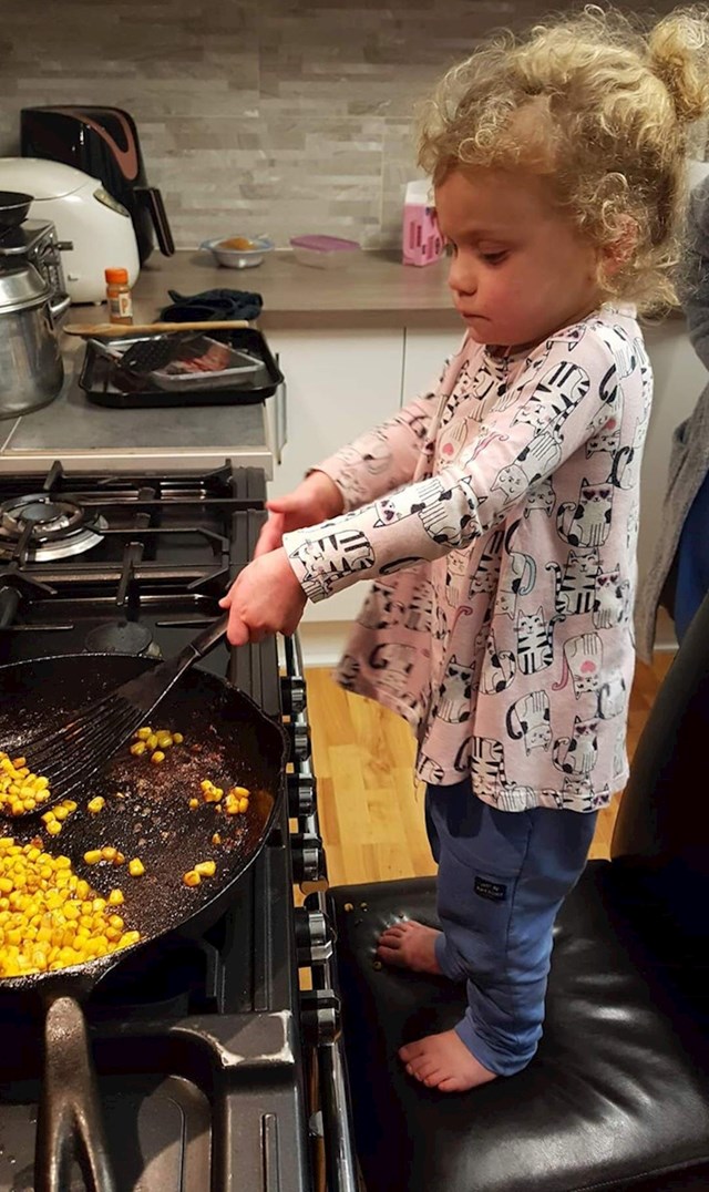 3. "Moja djevojčica mi je odlučila pomoći s kuhanjem"
