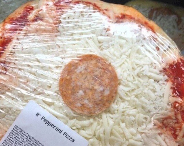 Ono kad na pakiranju piše pizza sa salamom, a onda dobijemo ovo...