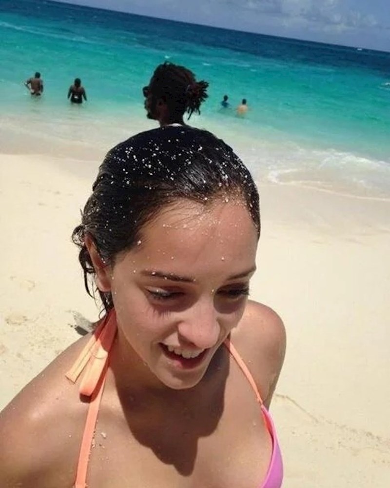 8. "Izgleda kao da je njezina kosa, a zapravo je čovjek u pozadini"