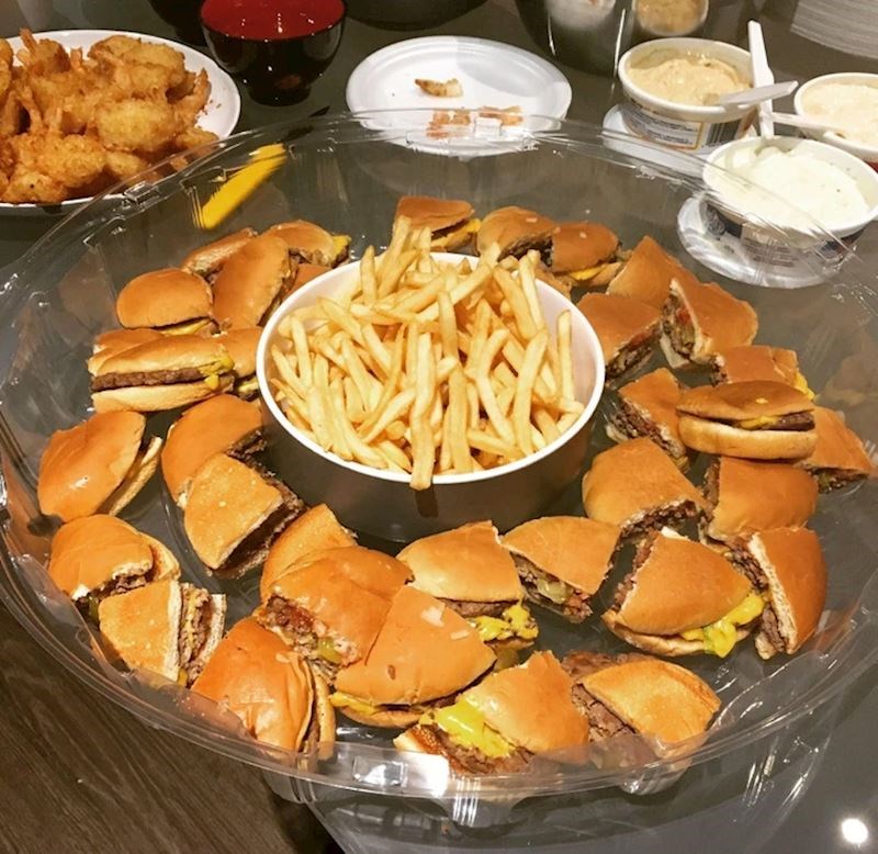 6. "Trebao je pripremiti večeru za goste, a ne kupiti ovo, ali ok