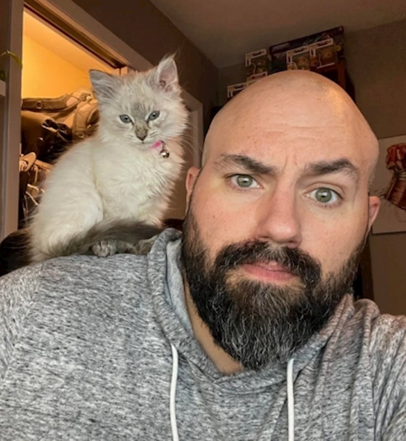 "Moj muž i mačak kao da su se urotili protiv mene. Uvijek su zajedno i osuđuju me kad radim gluposti"