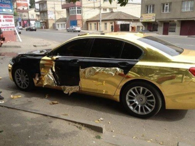 1. Ispod zlatnog omota krije se automobil boje čokolade