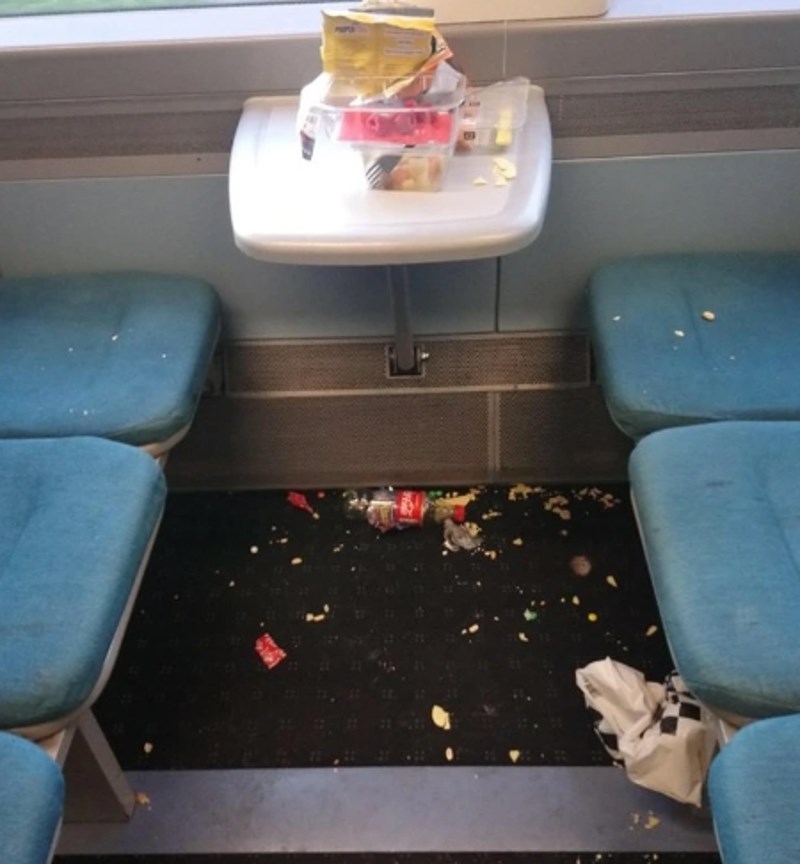 Kad ljudi ostavljaju nered u javnom prijevozu i prostoru.