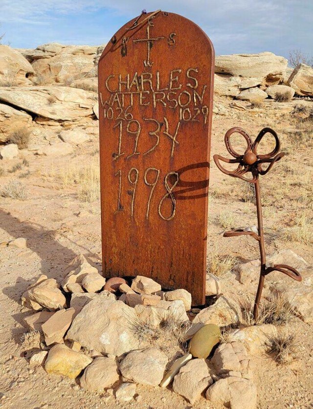 "Usred pustinje smo naišli na spomenik muškarcu koji je preminuo 1998. godine."