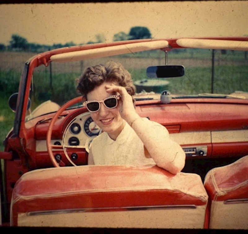 "Moja baka u '50-ima. Trenutno joj je sve gore zbog Alzheimera, pa me uvijek razveseli kad je vidim ovako "svoju" na slikama"