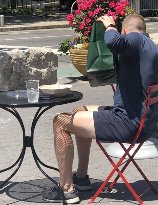 1. Moramo priznati da mu odlično stoje! 😄