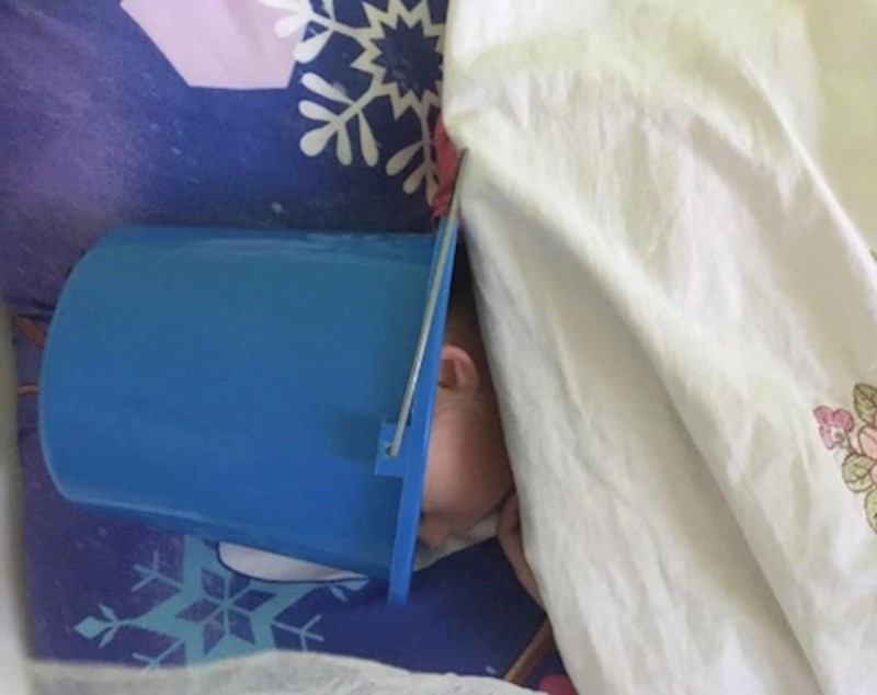 Mama ju je pronašla da spava s kantom na glavi