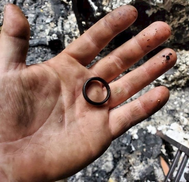 2. "Kuća nam je stradala u požaru, a jedino što sam uspio pronaći da čitavo je ovaj prsten"