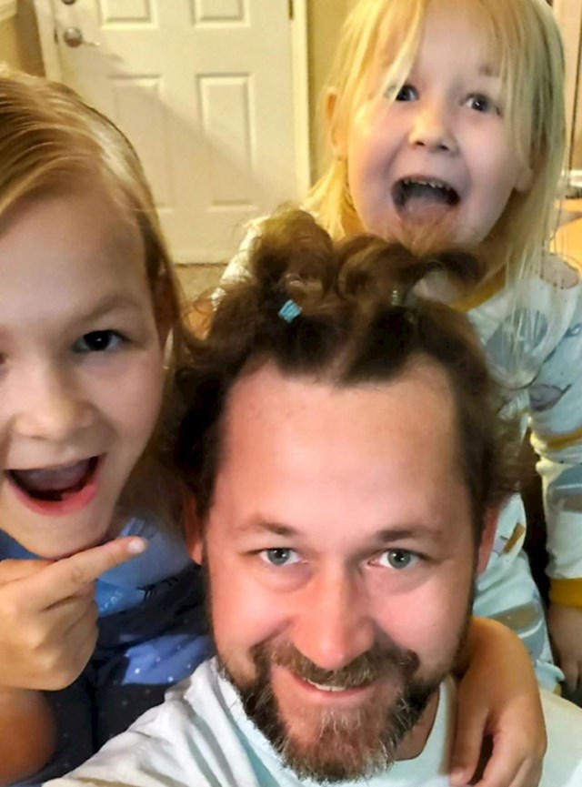 "Napravile su mi frizuru pa smo, naravno, morali slikati jedan selfie!"
