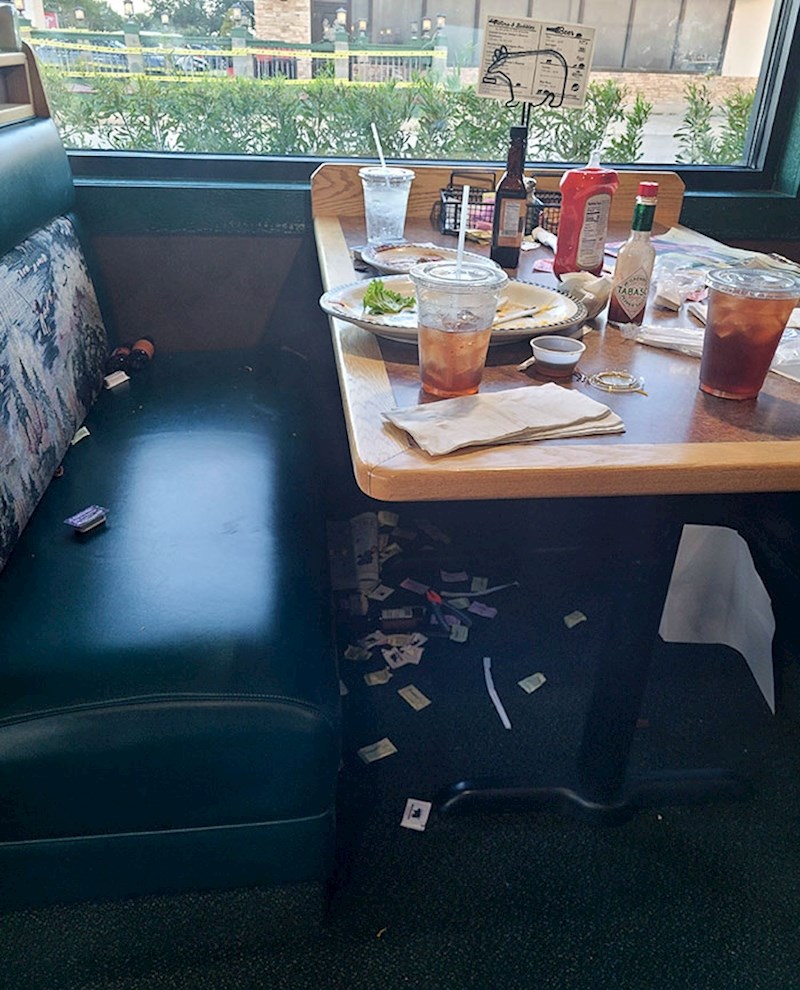 2. "Dijete se cijelo vrijeme razbacivalo sa svime na stolu, a roditelji nisu ni jednom reagirali. Naravno da su uz sve to ostavili ovakav stol"