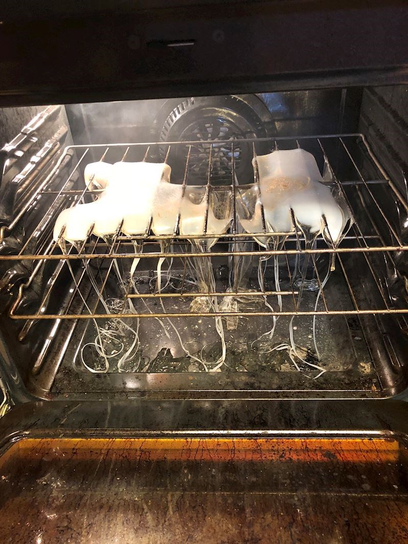 3. "Nije me htio slušati pa je u pećnicu stavio plastičnu dasku. Evo kako je završilo..."