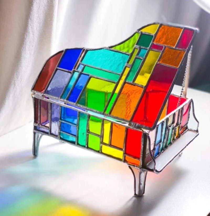 2. Stakleni ukrasni klavir.