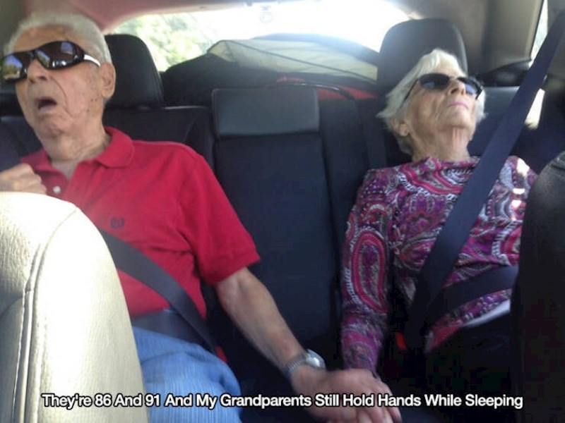 "Moji djed i baka se još uvijek drže za ruke dok spavaju"