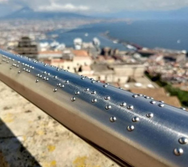 8. Ograda na vidikovcu u Napulju ima Brailleovo pismo koje slijepim osobama opisuje pogled