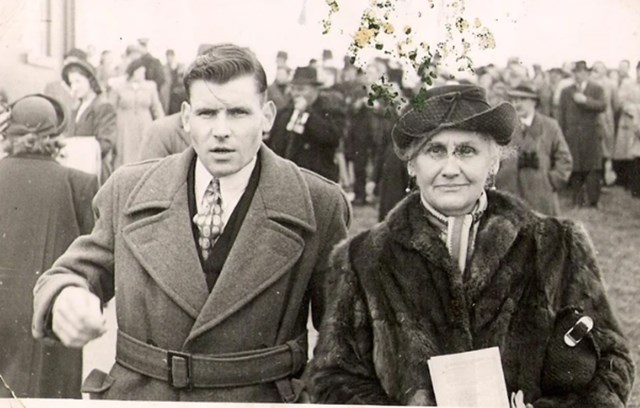 "Moj djed (tada je imao 17 godina) i prabaka na utrci automobila 1940. godine"