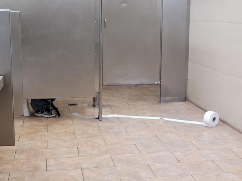 "Frend je bio na wc-u i onda mu se ovo dogodilo. Morao sam slikati prije nego mu pomognem."