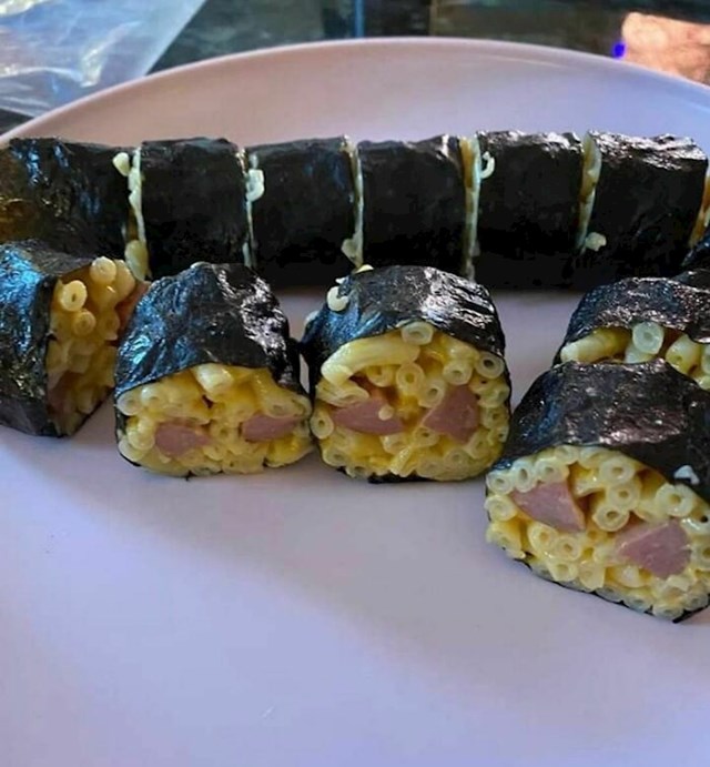 8. Malo nam je muka dok gledamo ovaj sushi