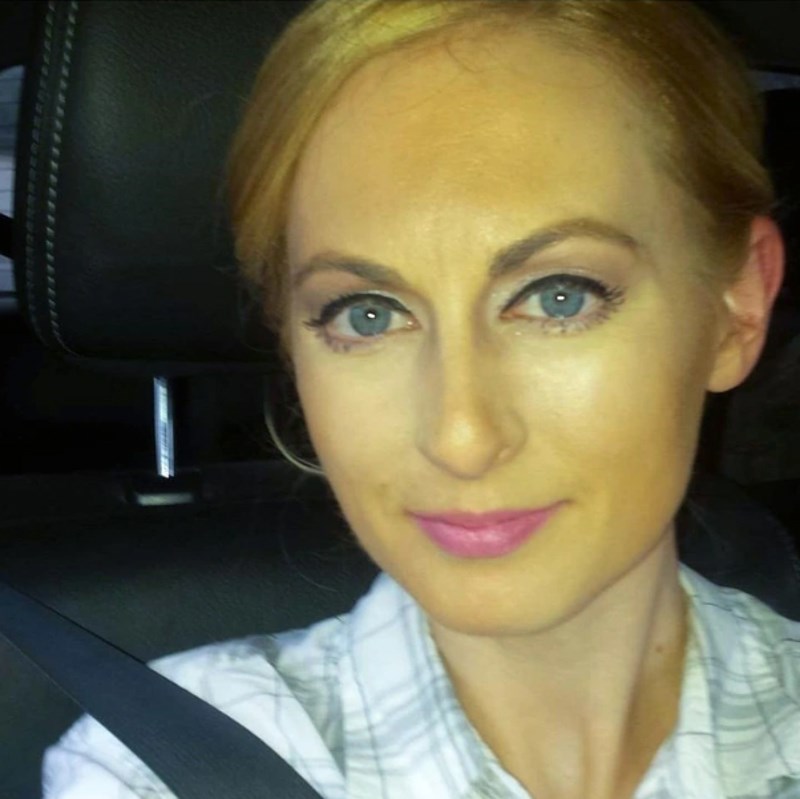 2. "Malo je reći da nijansa pudera nije dobra. Izgledam bolesno."