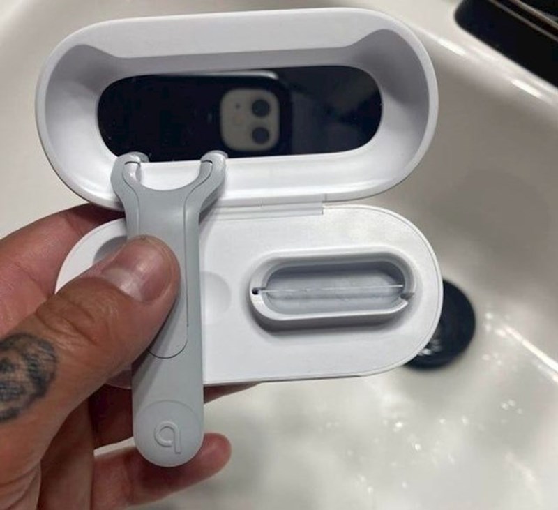 "Uz novu četkicu za zube sam besplatno dobio kutiju za konac za zube koja se može puniti. Odlično!"