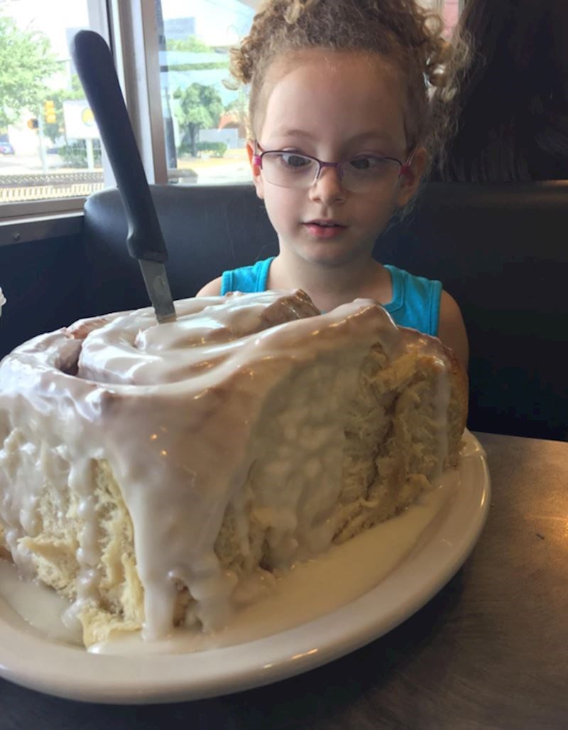 9. "Htjela je najveću cimet rolicu koju su imali u ponudi. Ovo je bila njezina reakcija kad su joj ispunili želju."