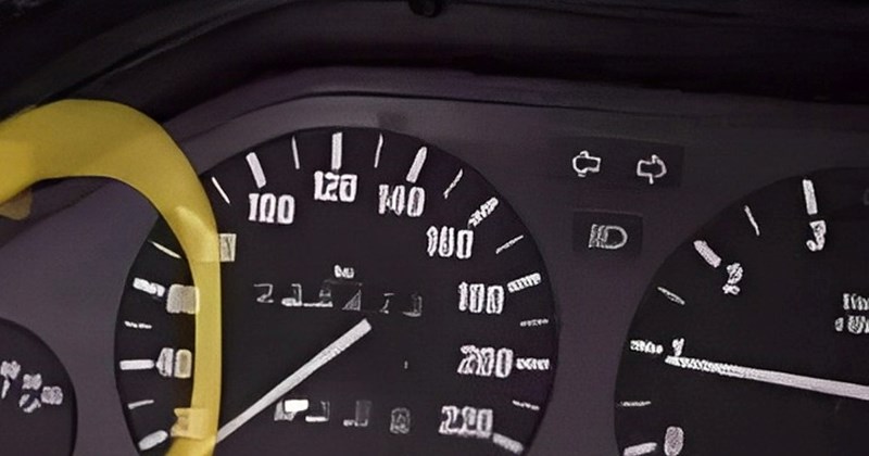 Fotku iz ovog auta lajkalo je 20 tisuća ljudi na Fejsu, vidite li dva detalja zbog kojih je hit?