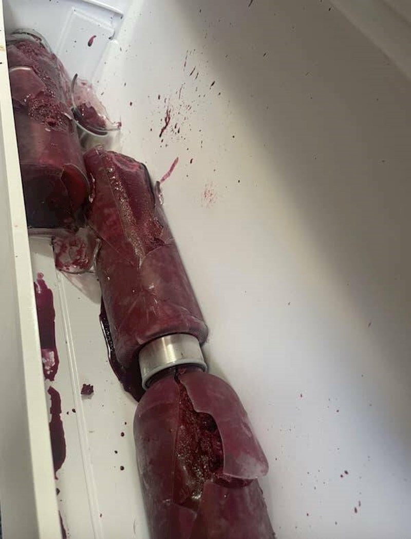 "Napunio je staklene boce sokom i stavio ih u zamrzivač pa se začudio kad su puknule"