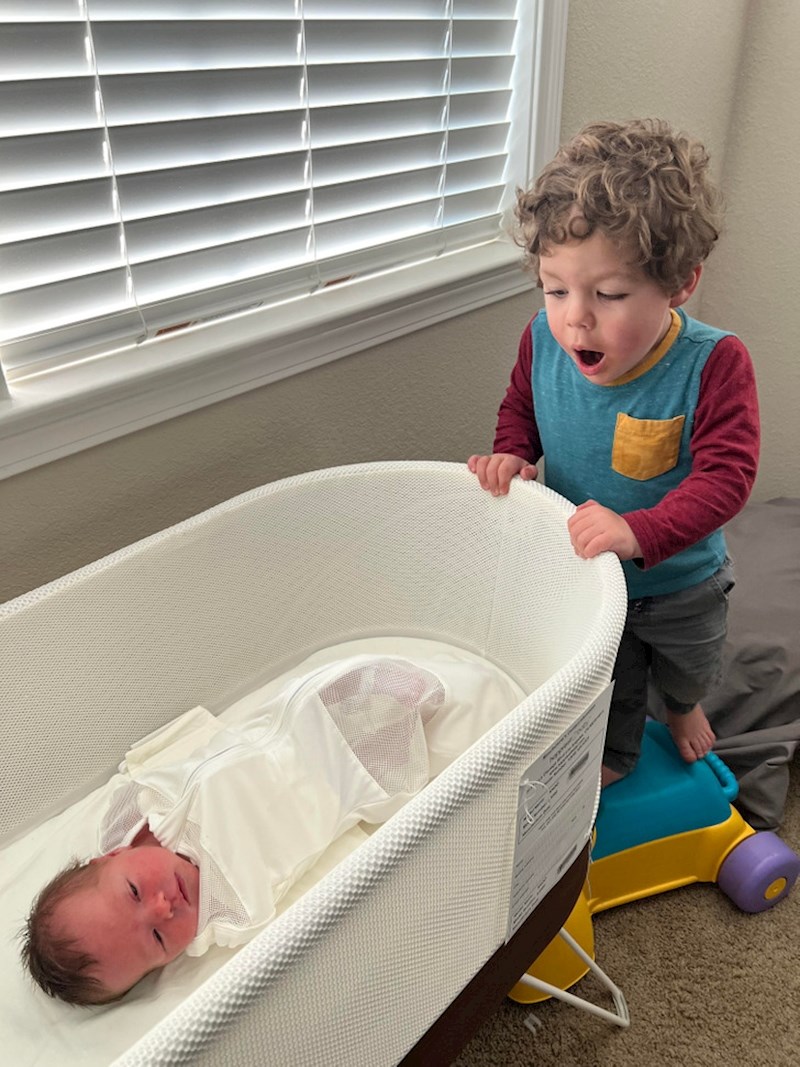 "Ovo je bila njegova reakcija kad je prvi put vidio malenog bracu"