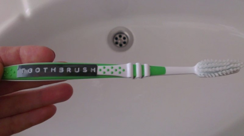 9. "Kupio si je uređaj za oznake i sad na svemu imamo ovako natpis, pa i na četkici za zube."