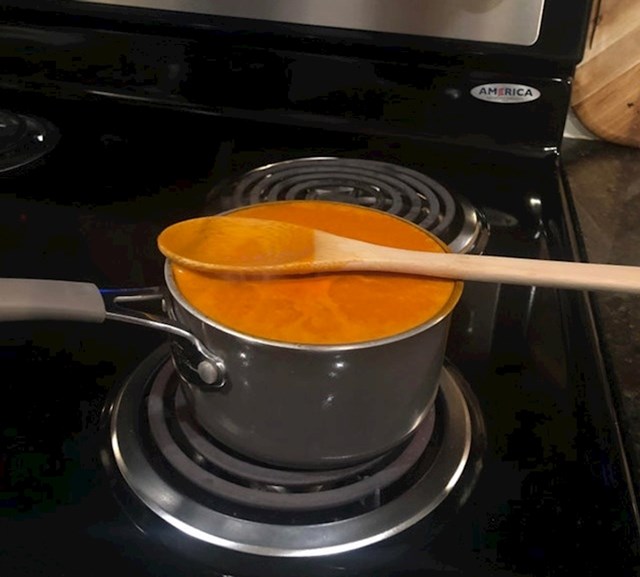 7. "Moj zaručnik uporno odbija koristiti veći lonac dok kuha juhu, ali ga to ne sprječava u kukanju da mu svaki put juha iscuri van"