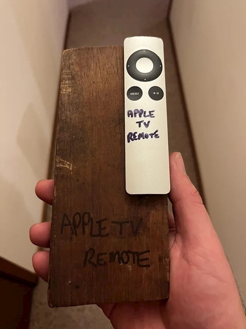 9. Zalijepili su daljinski kako se ne bi izgubio