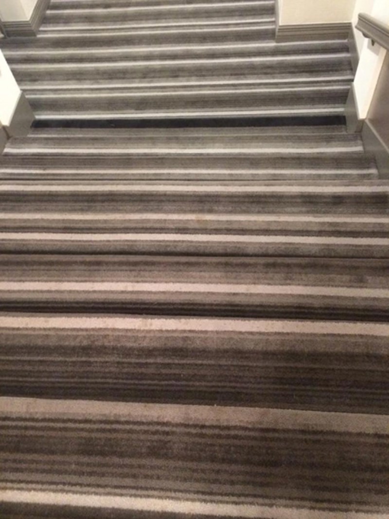 3. Najgori mogući tepih na stepenicama...