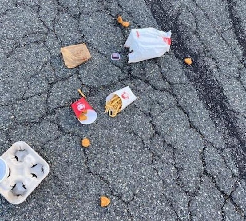 "Dostavljač mi je poslao ovu sliku kao "potvrdu" dostave. Očito ni njemu ni meni dan nije dobro započeo"