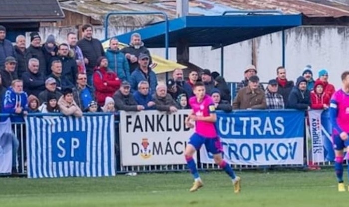 Ekipu na Fejsu oduševio prizor s nogometne utakmice u Slovačkoj, navijači postali hit na susretu