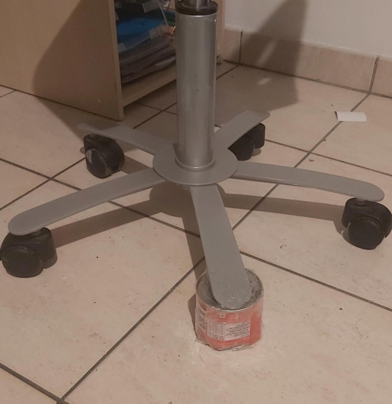 "Pao je jedan kotač sa stolca i nije se mogao složiti pa sam morao improvizirati"