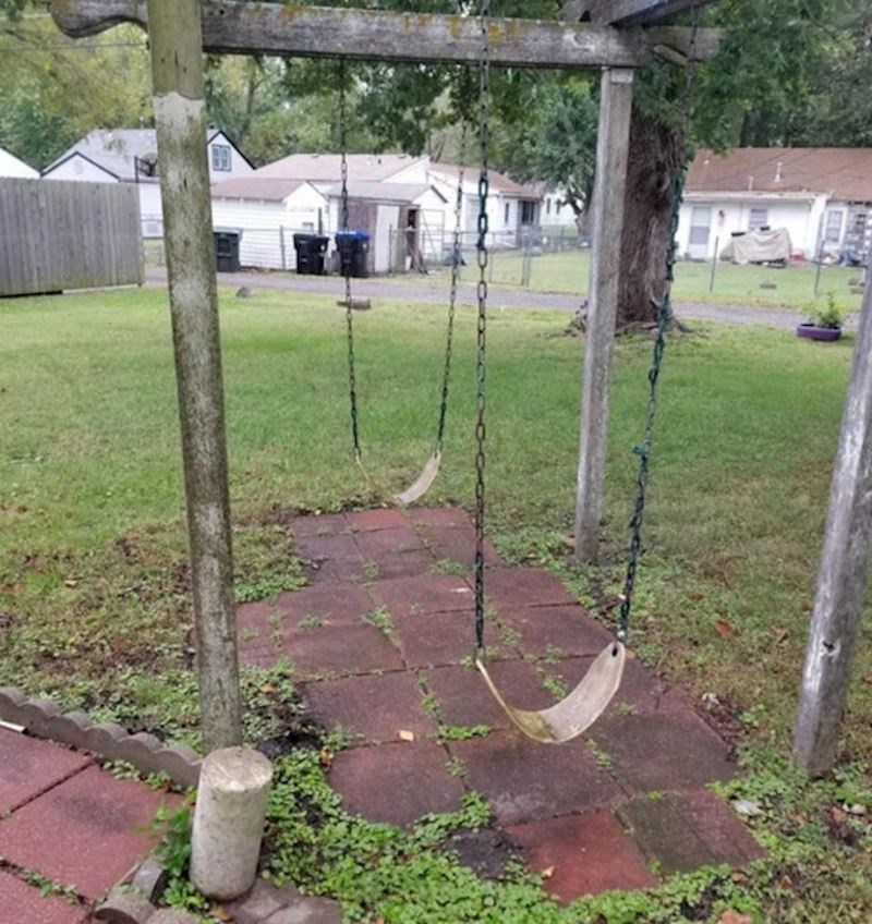 6. "Nedavno su postavljali nove sprave za djecu u kvartu. Postavili su ljuljačke koje se njišu jedna prema drugoj..."