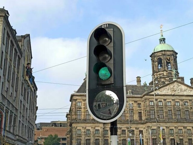 5. Semafor s ogledalom kojim se omogućava vozačima da vide sve koji im se nalaze u mrtvom kutu