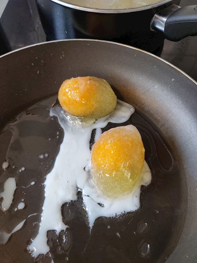 6. "Na neku foru su se jaja smrznula preko noći u hladnjaku. Ništa mi nije bilo jasno kad sam ih ujutro stavila peći"