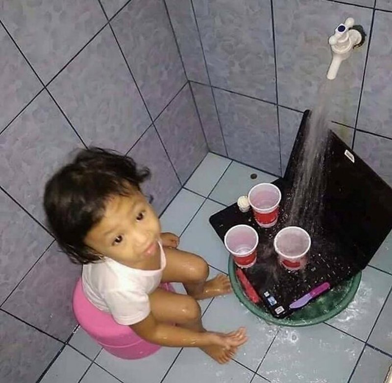 Uzela je tatin latop i otišla se igrati...