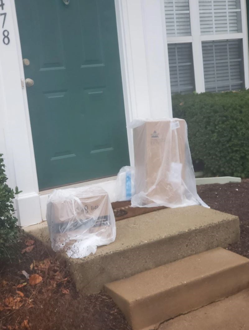 7. Brinula sam se u kakvom ću stanju pronaći pakete, a onda se oduševila kad je vidjela da ih je zaštitio od kiše.