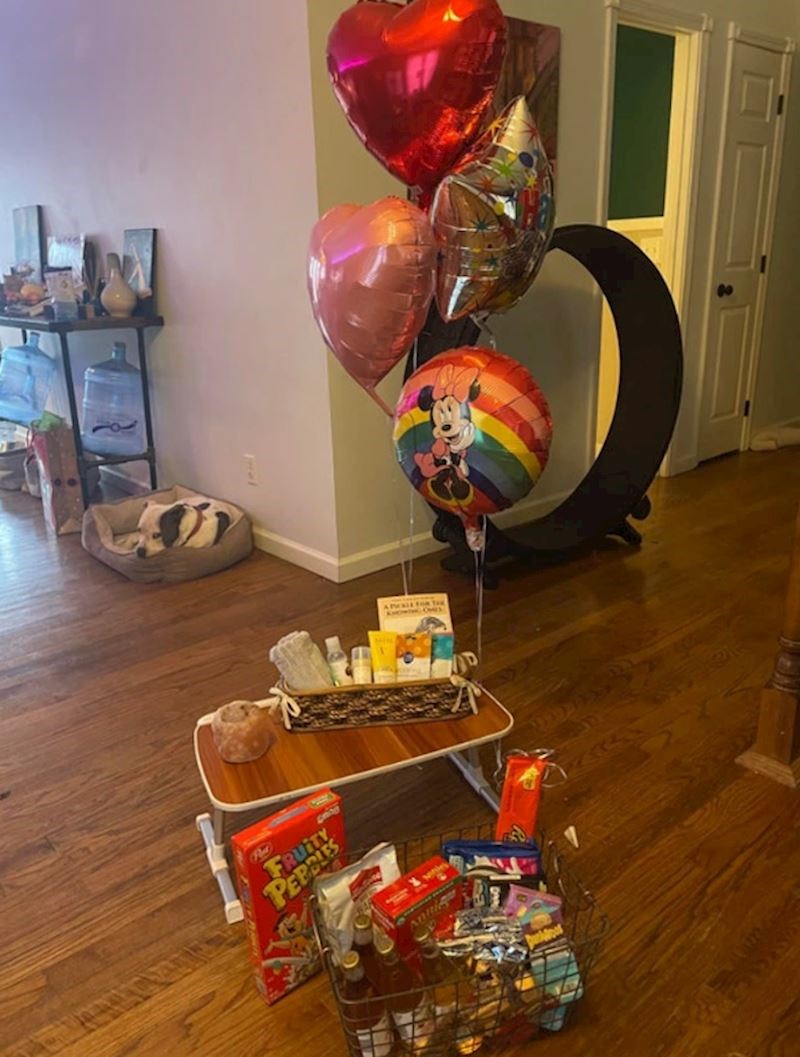 10. Njezin dečko nije očekivao ništa za rođendan jer nemaju novca, ali ga je iznenadila s grickalicama, večerom od tri slijeda i spa večeri kod kuće.