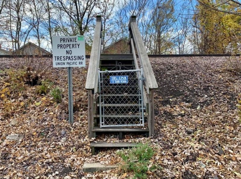 9. A čemu točno služi ova mini ograda na početku stepenica?