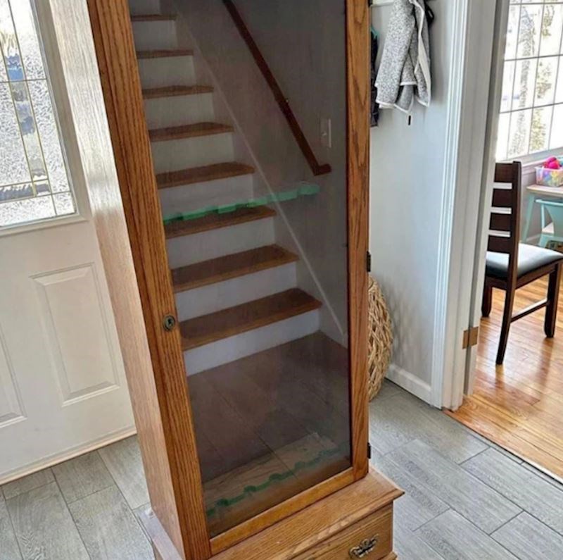 5. Taman se poklopilo pa izgleda kao da se u ormariću nalaze stepenice