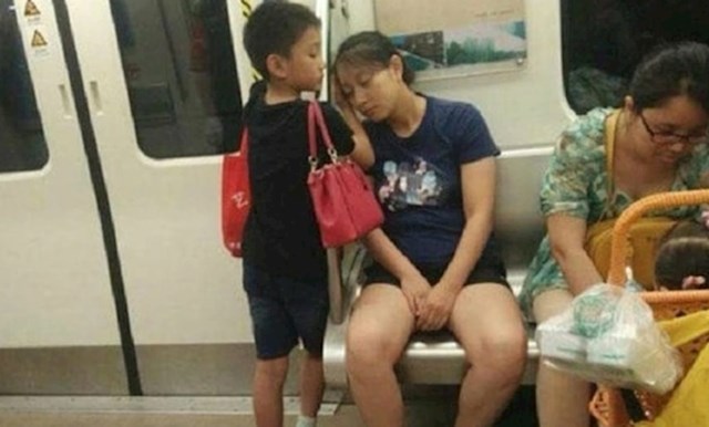 9. Ovaj dječak je svoje mjesto prepustio majci s bebom, a onda je ona zaspala pa je stavio svoju ruku da joj ne bude neudobno.
