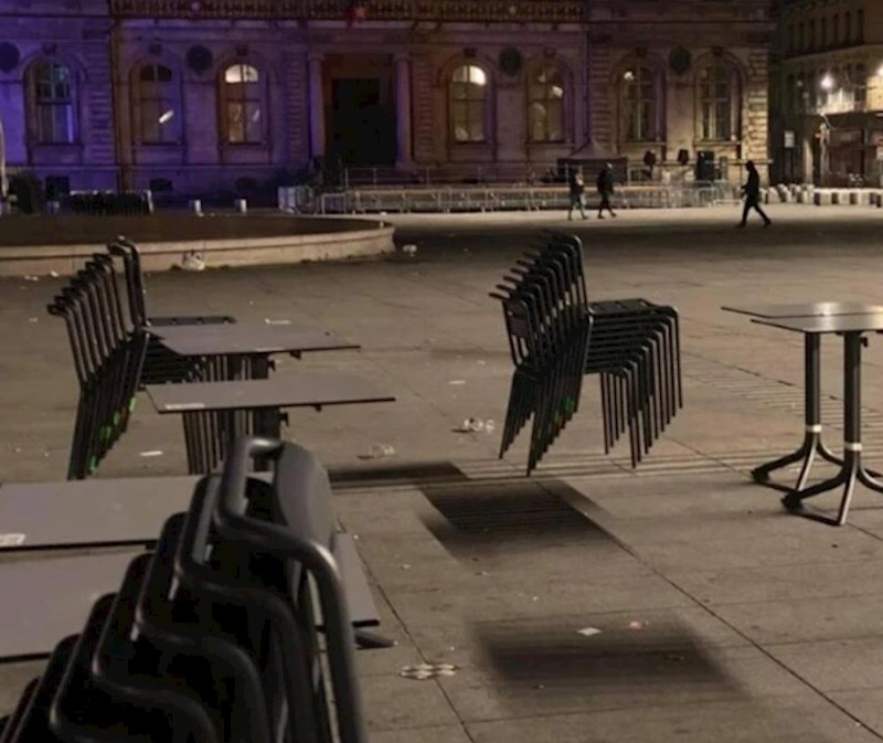 7. Zbog načina na koji su posloženi, ovi stolci izgledaju kao da levitiraju