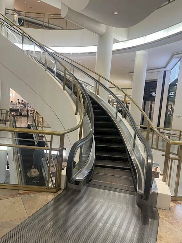 13. U ovom trgovačkom centru su pronašli način kako da pokretne stepenice uljepšaju prostor
