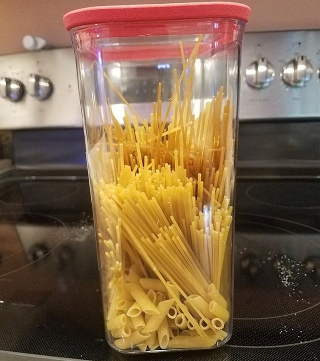 3. "Kad zamolim supruga da pospremi tjesteninu, ovo je njegovo rješenje"